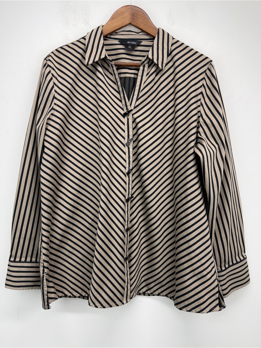 Ali Miles size XL Women’s Black Tan Striped Toggle Button Up V-neck Blouse